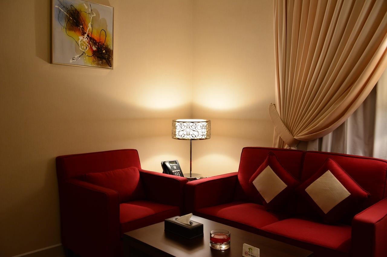 Home Inn Hotel Suites Αλ Κομπάρ Εξωτερικό φωτογραφία